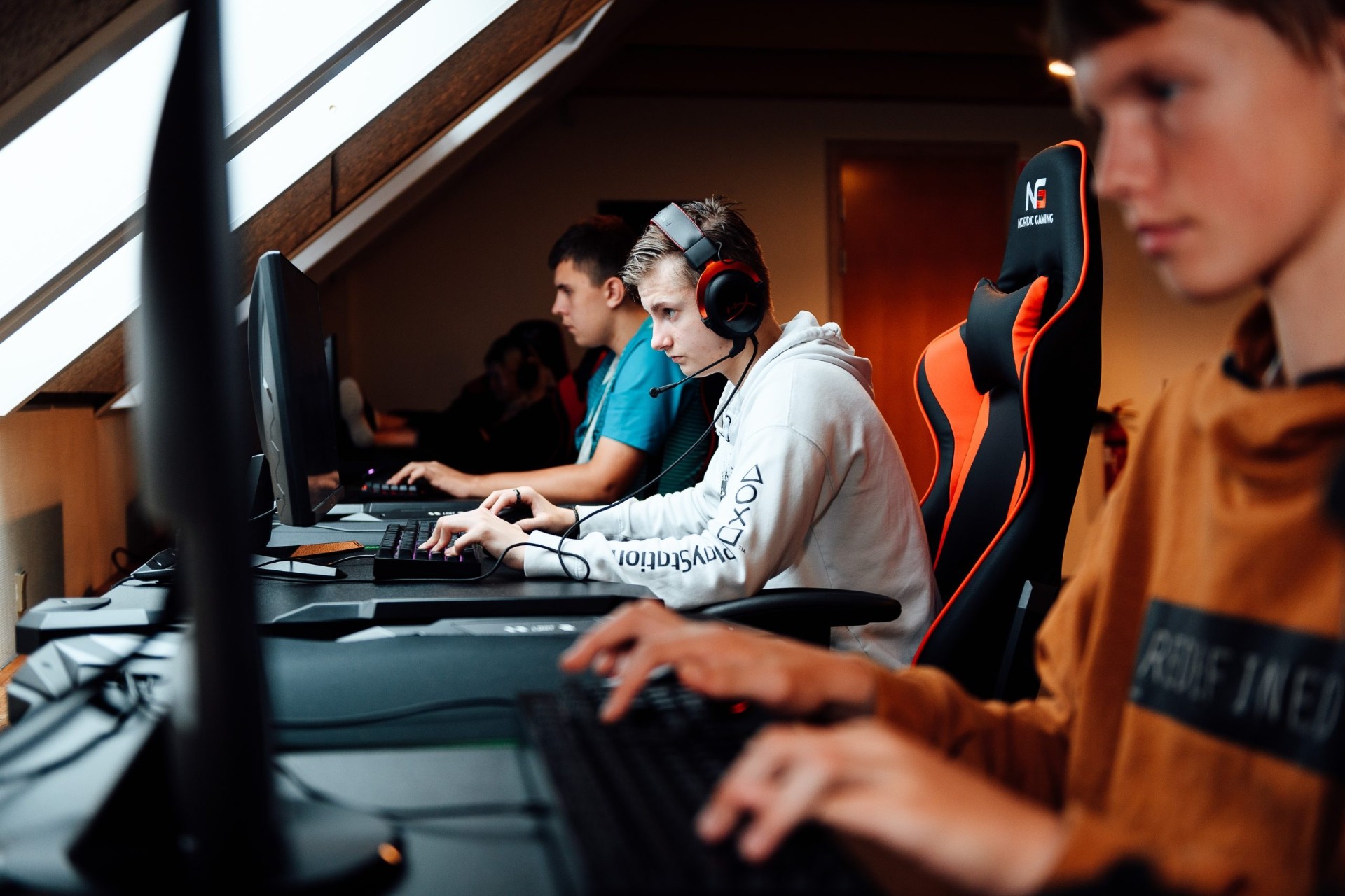 Elever spiller computerspil i e-sport-undervisningen