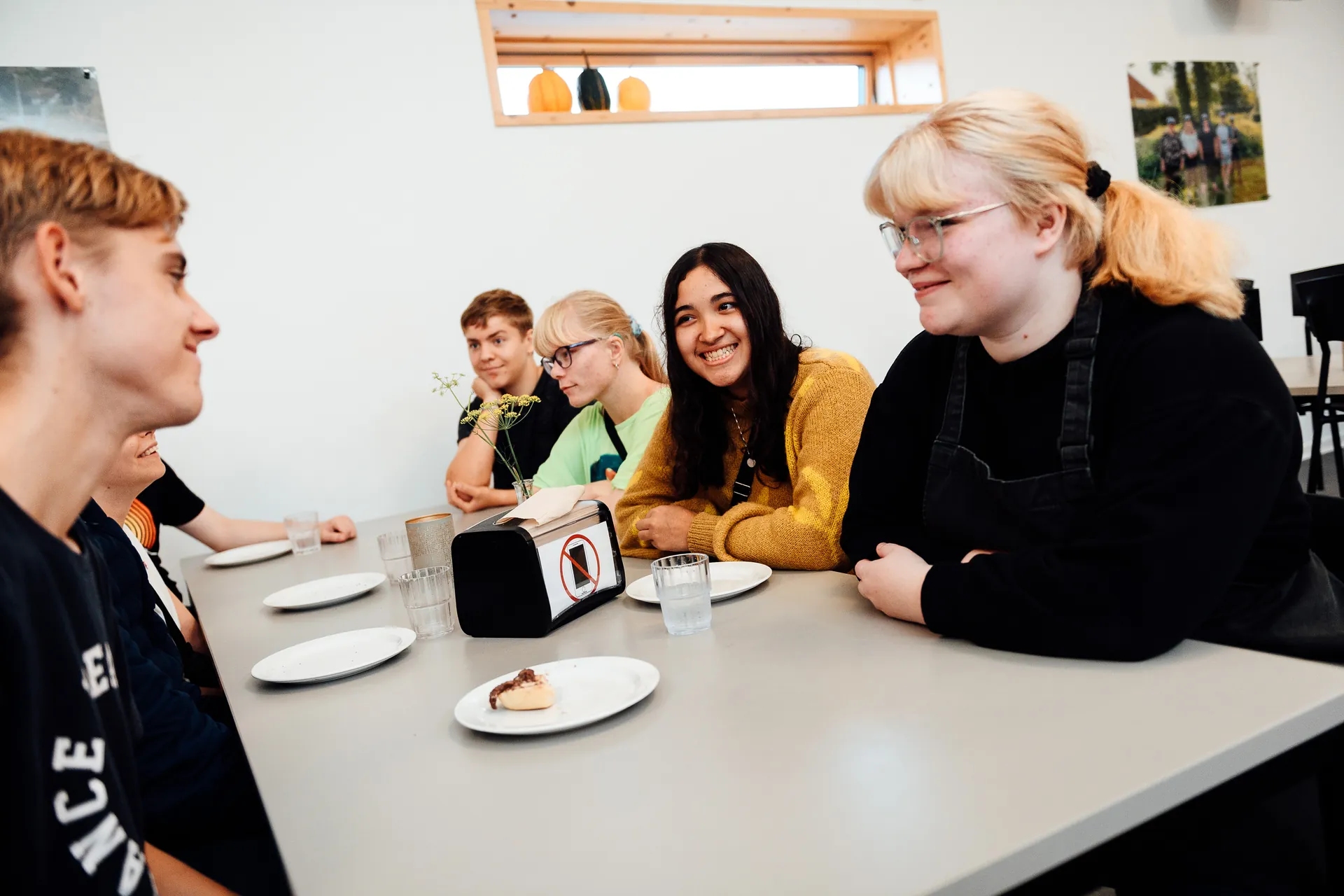 fælles samvær omkring bordet