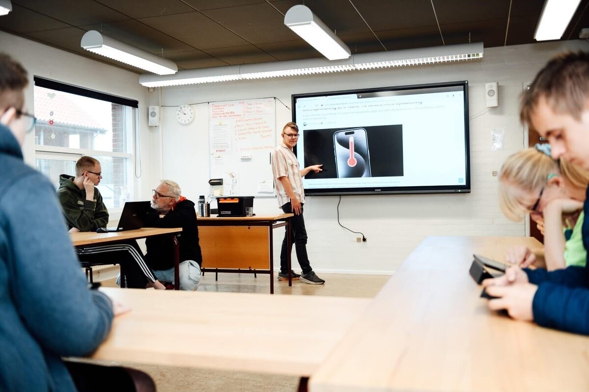 It-undervisning med fokuseret elev ved computer