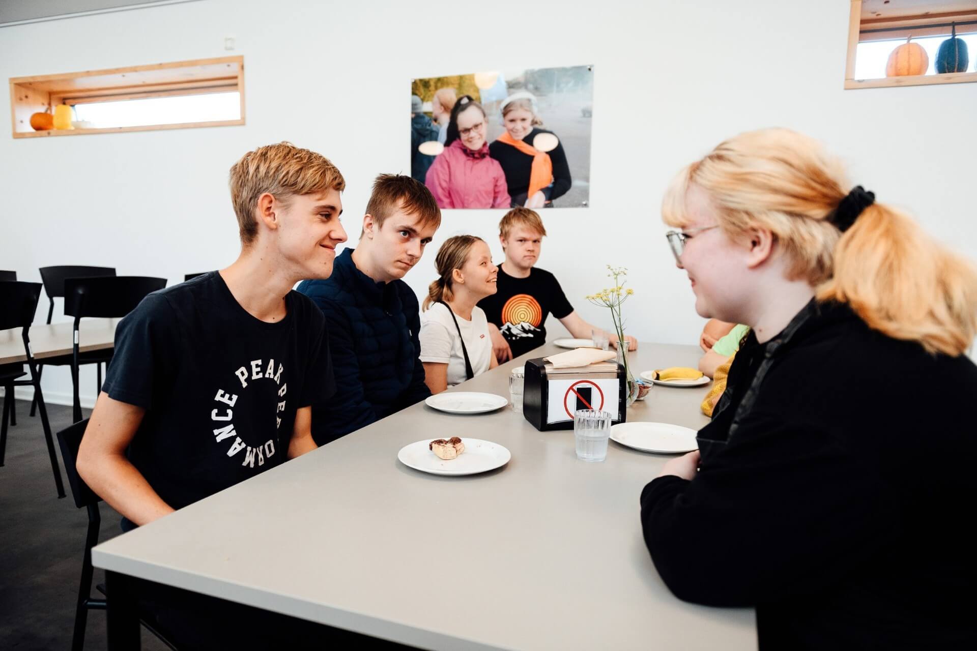 Elever ved bord under eftermiddagskaffe i spisesalen